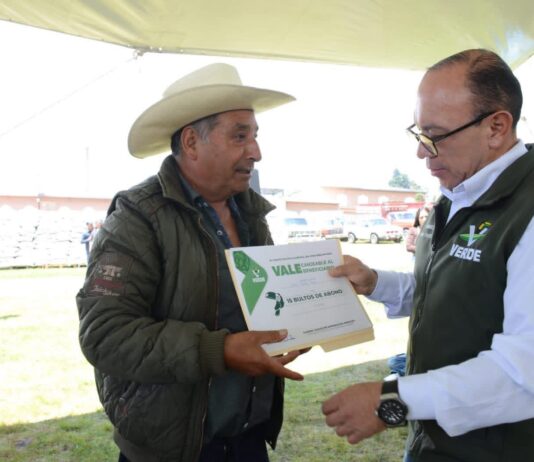 Manuel Vilchis participa en entrega de abono para productores del campo en Zinacantepec