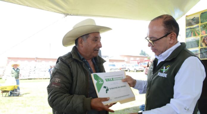 Manuel Vilchis participa en entrega de abono para productores del campo en Zinacantepec