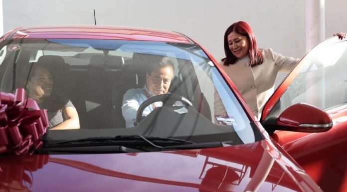 Rosi Wong reconoce labor docente en Tecámac con entrega de 204 premios y cuatro automóviles