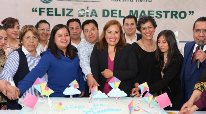 Nancy Valdez reconoce la labor de docentes de Ocoyoacac durante celebración magisterial