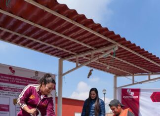 Roselia García inicia la construcción de arcotecho en jardín de niños de Zumpango