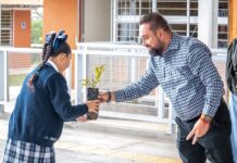 TONATICO REFUERZA LA CONCIENCIA AMBIENTAL CON ENTREGA DE ÁRBOLES A ESTUDIANTES
