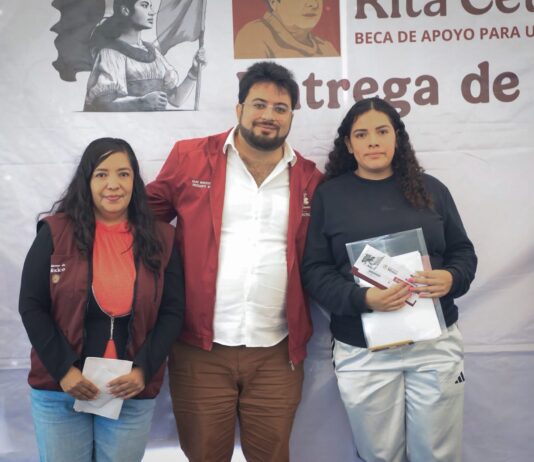 Acerca Isaac Montoya apoyos educativos a familias de Naucalpan con entrega de tarjetas de la Beca Rita Cetina