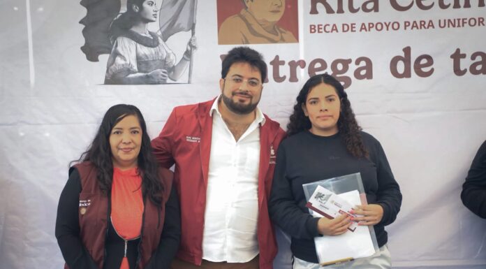 Acerca Isaac Montoya apoyos educativos a familias de Naucalpan con entrega de tarjetas de la Beca Rita Cetina
