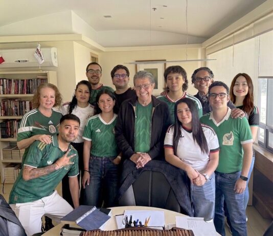 Ricardo Monreal sigue inauguración del Mundial y el debut de México desde la Cámara de Diputados