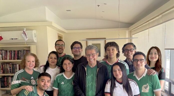 Ricardo Monreal sigue inauguración del Mundial y el debut de México desde la Cámara de Diputados