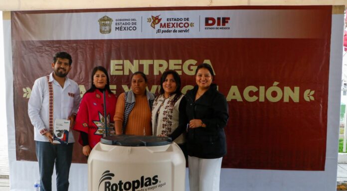 Lupita Díaz encabeza entrega de tinacos y láminas para fortalecer el patrimonio de familias de Ixtlahuaca