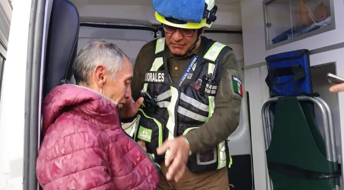 Tras una noche de incertidumbre, rescatan con vida a recolector de hongos extraviado en el Monte Tláloc