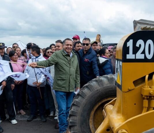 Ricardo Moreno cumple una demanda de 11 años; inicia la transformación del Camino al Refugio en Santiago Tlacotepec