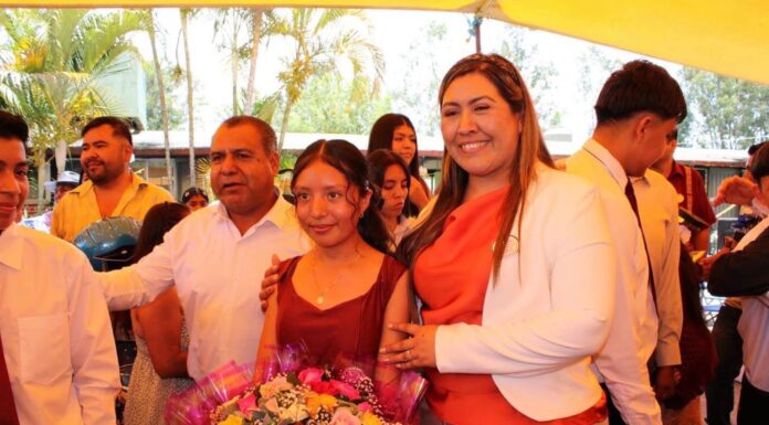 Yessika Santana apadrina a la generación 2023–2026 de la ESTA No. 0015 y reconoce el valor de la educación en San Simón de Guerrero