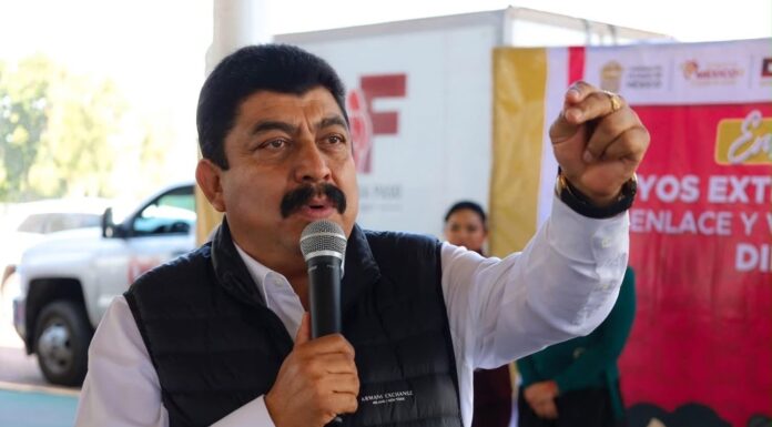 Texcoco fortalece el apoyo social con entrega de tinacos y láminas a familias del municipio