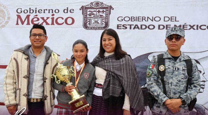 Temoaya reconoce a campeonas estatales de fútbol femenil durante Lunes Cívico