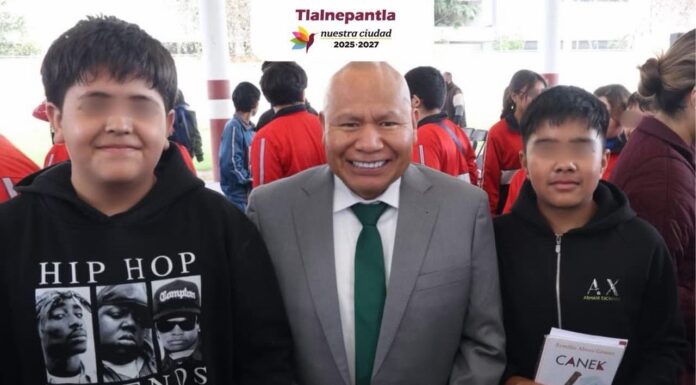 Raciel Pérez fortalece la cultura de la lectura con entrega de libros en secundaria de Tlalnepantla