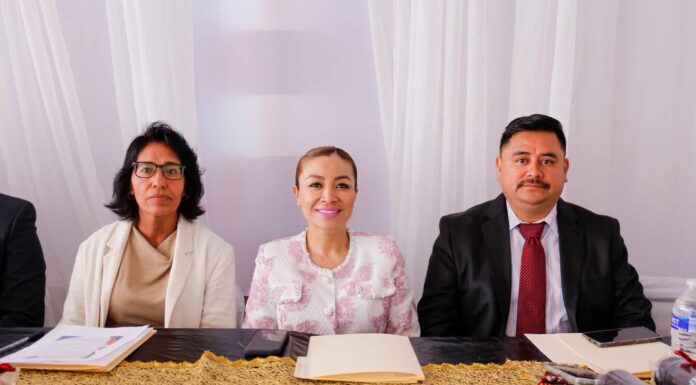 Yoselin Mendoza acompaña graduación de primaria en San Miguel Hila y refrenda su respaldo a la educación