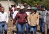 Supervisa Danae Espinoza trabajos de mejoramiento con maquinaria de SECAMPO en Joquicingo