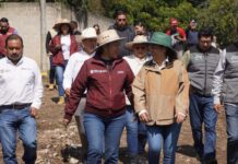 Supervisa Danae Espinoza trabajos de mejoramiento con maquinaria de SECAMPO en Joquicingo