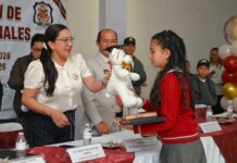 Edna Talavera acompaña graduación de estudiantes de primaria en San Juan la Isla
