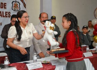 Edna Talavera acompaña graduación de estudiantes de primaria en San Juan la Isla