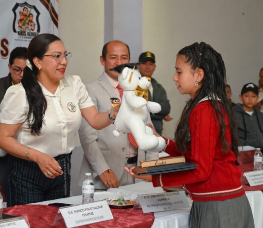 Edna Talavera acompaña graduación de estudiantes de primaria en San Juan la Isla