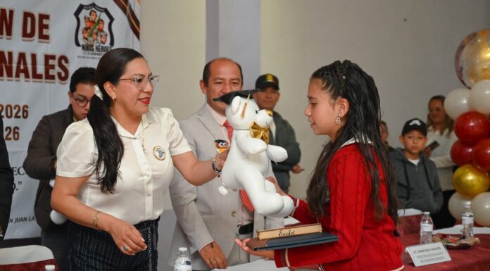 Edna Talavera acompaña graduación de estudiantes de primaria en San Juan la Isla