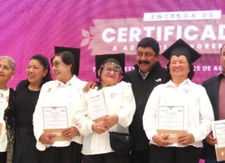 Reconocen a 295 adultos mayores de Texcoco por concluir sus estudios de primaria y secundaria