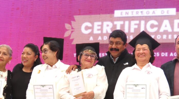 Reconocen a 295 adultos mayores de Texcoco por concluir sus estudios de primaria y secundaria