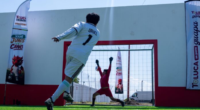 Toluca entrega nueva cancha de futbol rápido con pasto sintético en Tlacotepec