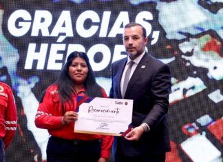 Reconocen labor heroica de Bomberos de Toluca tras sofocar incendio en bodega