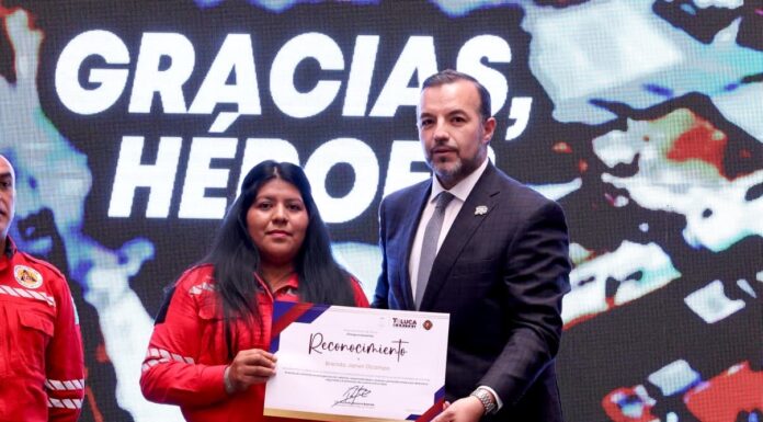 Reconocen labor heroica de Bomberos de Toluca tras sofocar incendio en bodega