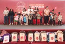 Isaac Montoya apuesta por el futuro de la niñez de Naucalpan con entrega de útiles escolares