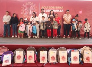 Isaac Montoya apuesta por el futuro de la niñez de Naucalpan con entrega de útiles escolares