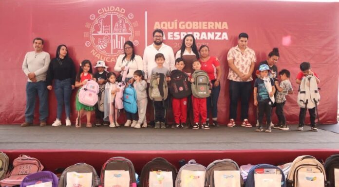 Isaac Montoya apuesta por el futuro de la niñez de Naucalpan con entrega de útiles escolares
