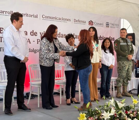 Entregan 17 viviendas a familias de Tecámac reubicadas por construcción del Tren AIFA-Pachuca