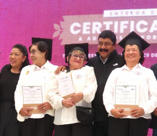 Texcoco reconoce a 295 personas adultas mayores por concluir primaria y secundaria