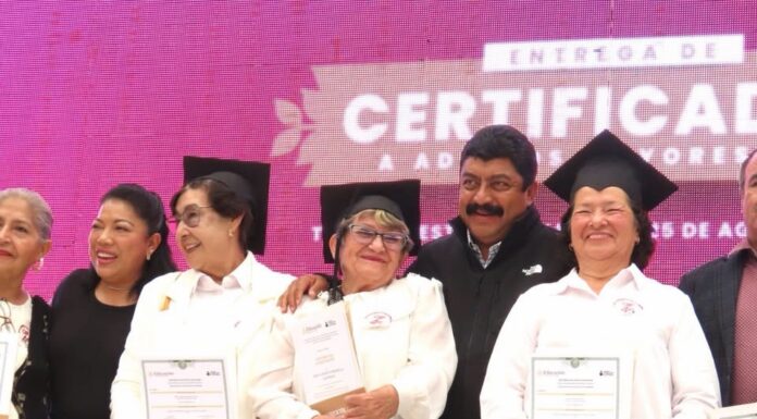Texcoco reconoce a 295 personas adultas mayores por concluir primaria y secundaria