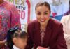Yoselin Mendoza entrega zapatos escolares a niñas y niños de Nicolás Romero