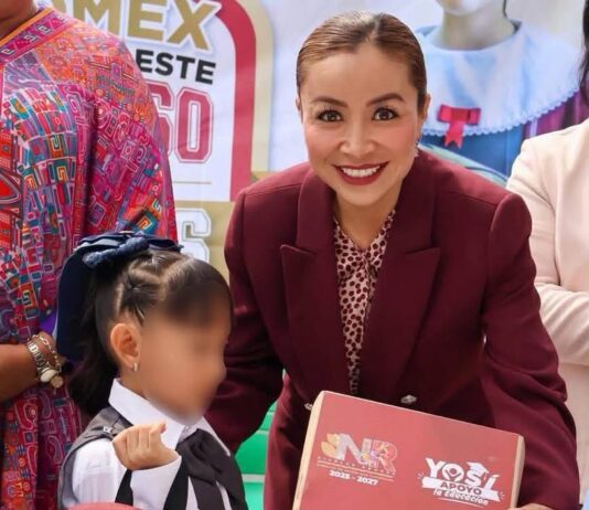 Yoselin Mendoza entrega zapatos escolares a niñas y niños de Nicolás Romero