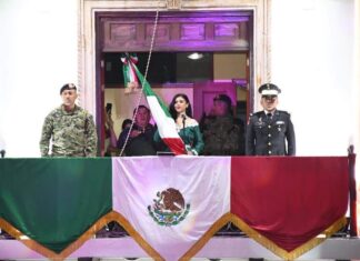 Carmen Albarrán ondea la bandera y celebra con Donato Guerra el orgullo de ser mexicanos
