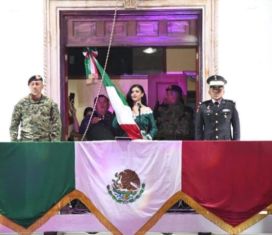 Carmen Albarrán ondea la bandera y celebra con Donato Guerra el orgullo de ser mexicanos