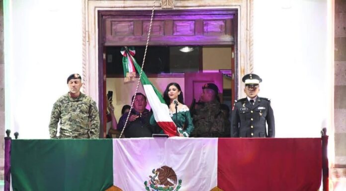 Carmen Albarrán ondea la bandera y celebra con Donato Guerra el orgullo de ser mexicanos