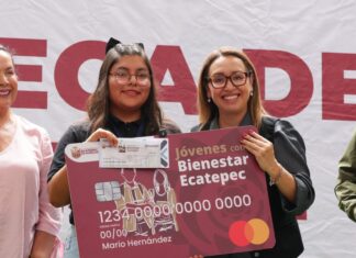 Azucena Cisneros entrega becas de transporte a 5 mil universitarios de Ecatepec