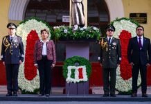 Delfina Gómez rinde homenaje a Miguel Hidalgo previo al Desfile Cívico-Militar en Toluca
