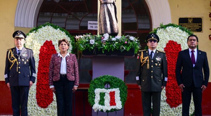 Delfina Gómez rinde homenaje a Miguel Hidalgo previo al Desfile Cívico-Militar en Toluca