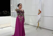 Arropa Amecameca a Ivette Topete en una celebración de unidad y orgullo patrio