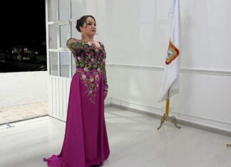 Arropa Amecameca a Ivette Topete en una celebración de unidad y orgullo patrio