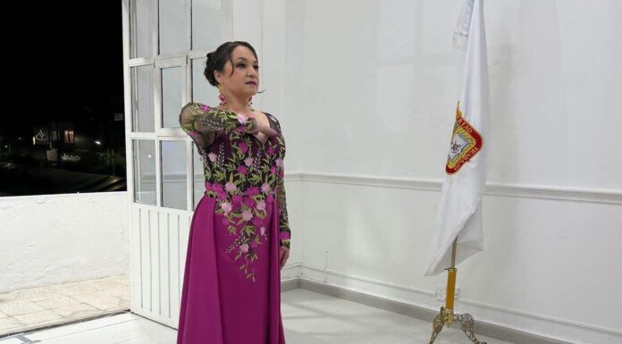 Arropa Amecameca a Ivette Topete en una celebración de unidad y orgullo patrio