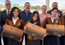 Mexicaltzingo fortalece la educación con entrega de laptops a estudiantes de la Preparatoria Oficial No. 45