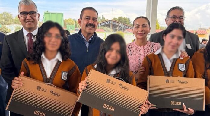 Mexicaltzingo fortalece la educación con entrega de laptops a estudiantes de la Preparatoria Oficial No. 45