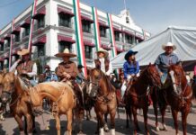 Lupita Díaz lidera celebración patria con más de 1,500 cabalgadores