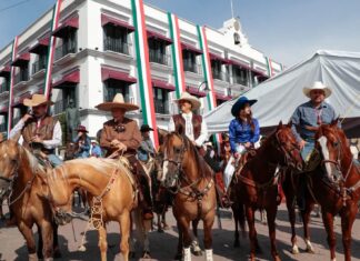Lupita Díaz lidera celebración patria con más de 1,500 cabalgadores